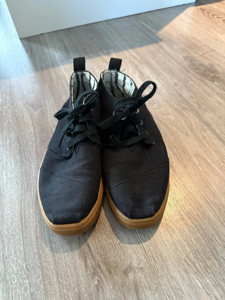 Toms Woman's Shoes sz 8 image indicator(7)