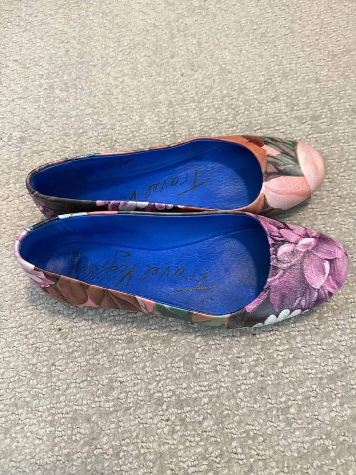 Fluevog Maui Travel Vogs image indicator(6)