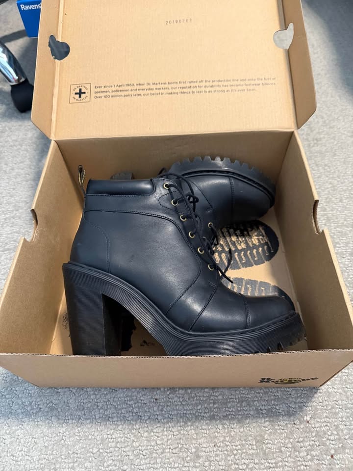 BNIB Dr. Martens Black Averil Sz 7 - photo 2