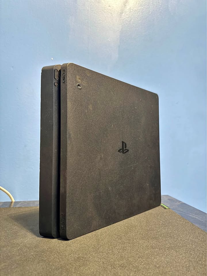 PlayStation 4 SLIM 1TB With 2 Controllers