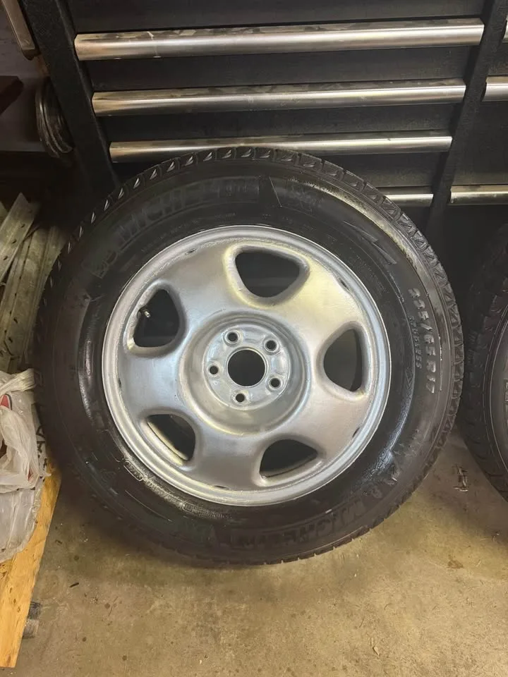 HONDA 17” STEEL WHEELS ON MICHELIN LATITUDE X-ICE i2 TIRES image indicator(2)