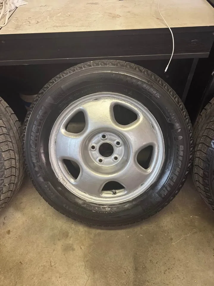 HONDA 17” STEEL WHEELS ON MICHELIN LATITUDE X-ICE i2 TIRES image indicator(4)