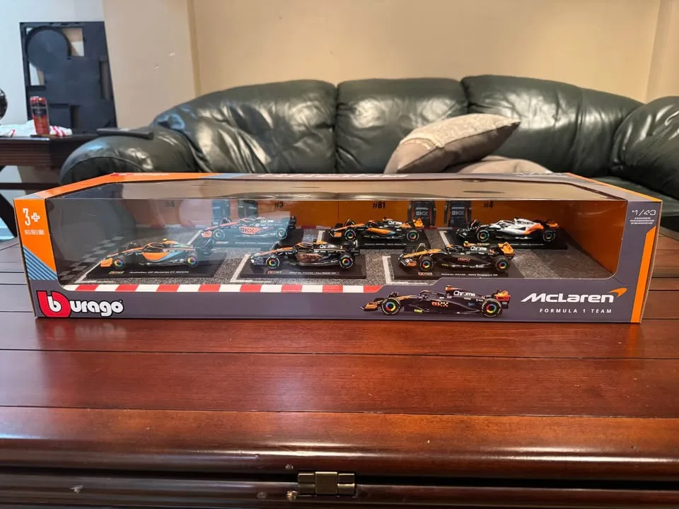 BURAGO 6 CAR SET (FERRARI, RED BULL & McLAREN) SCALE 1:43 image indicator(4)