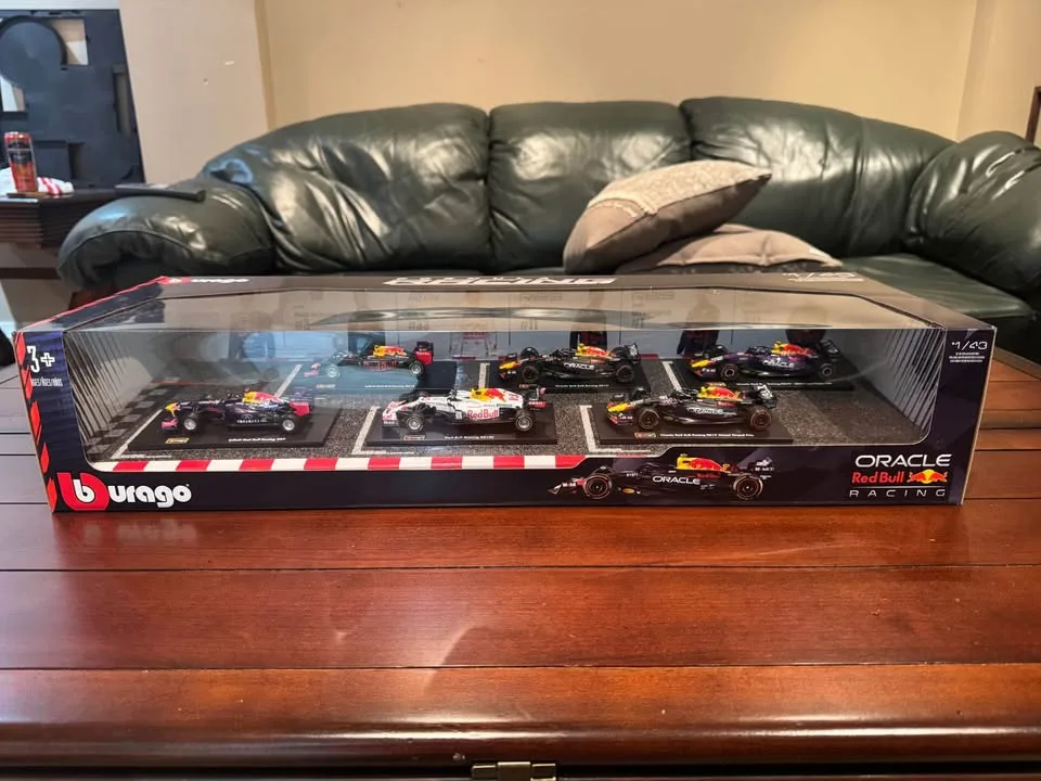 BURAGO 6 CAR SET (FERRARI, RED BULL & McLAREN) SCALE 1:43 image indicator(6)