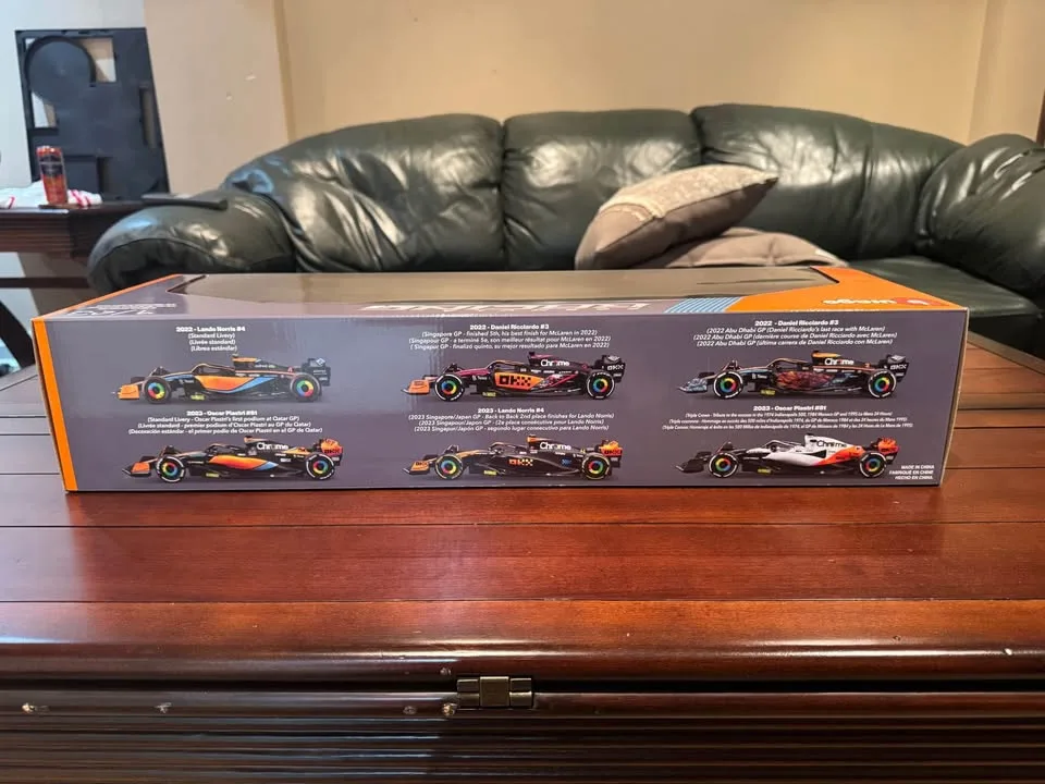 BURAGO 6 CAR SET (FERRARI, RED BULL & McLAREN) SCALE 1:43 image indicator(8)