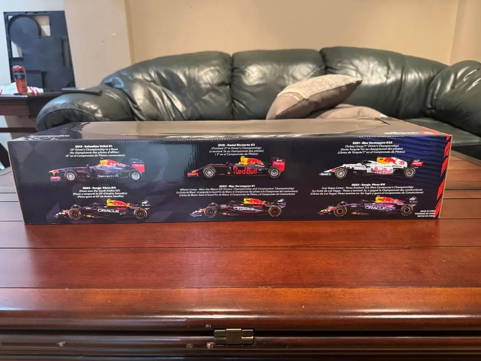 BURAGO 6 CAR SET (FERRARI, RED BULL & McLAREN) SCALE 1:43 image indicator(9)