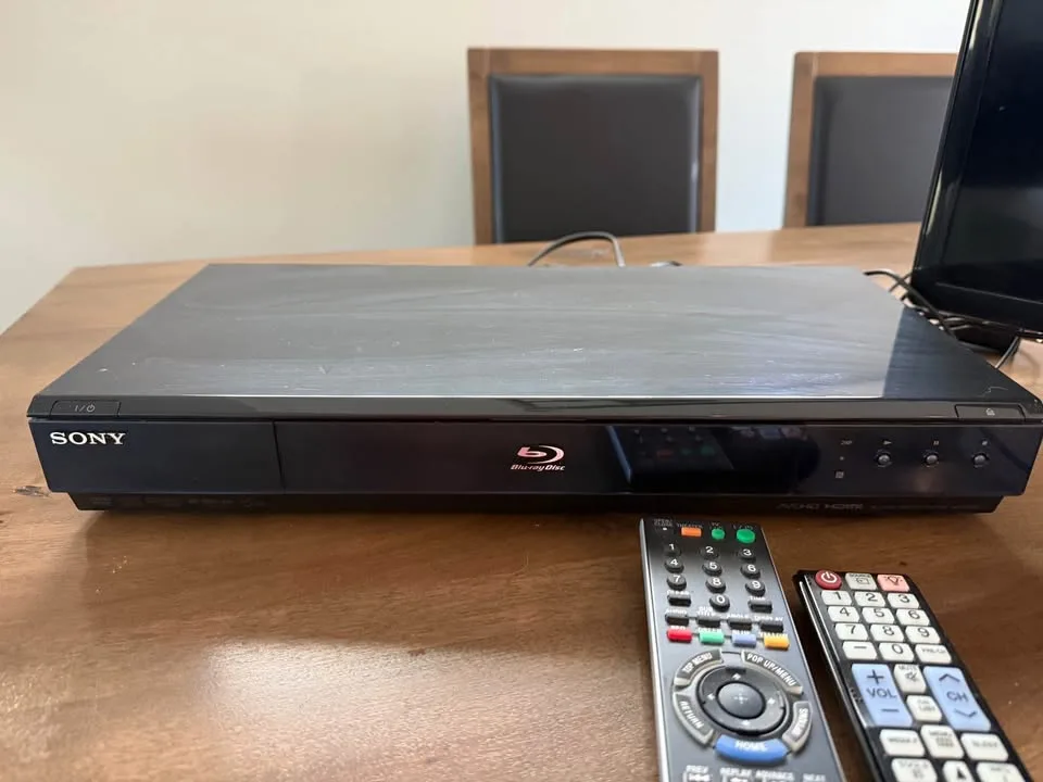 Samsung 27" TV Sony Bluray Amazon Echo and Apple TV image indicator(2)