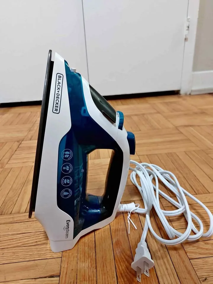 Black+Decker Steam Iron thumbnail