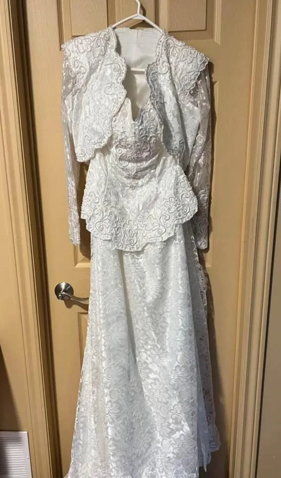 Ladies Wedding Dress image indicator(2)