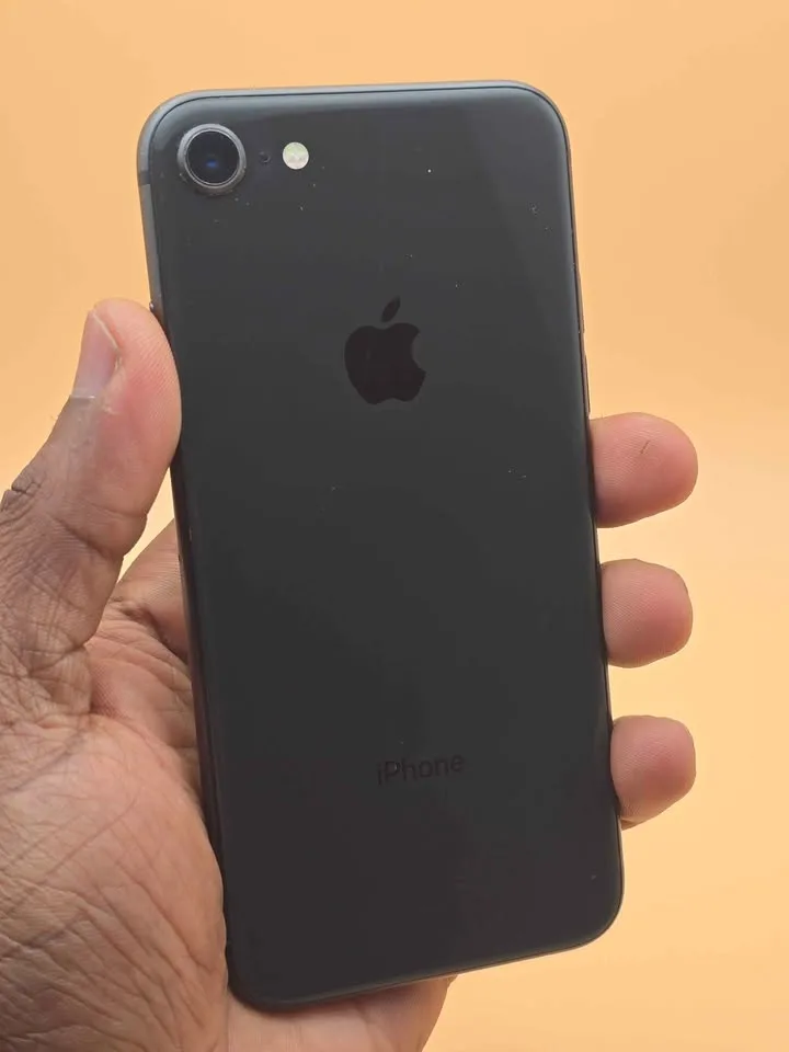 iPhone 8 64GB image indicator(2)