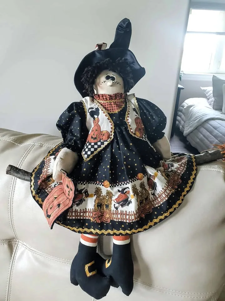 Handcrafted Hallowe’en Witch image indicator(2)