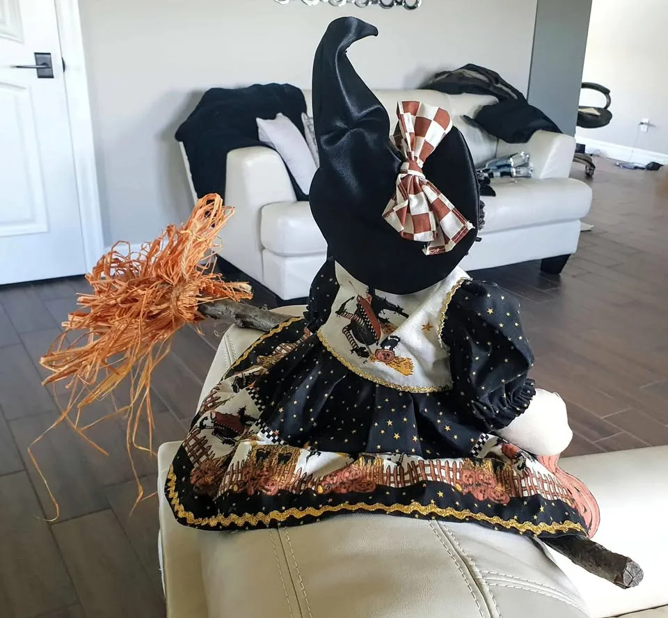 Handcrafted Hallowe’en Witch image indicator(3)