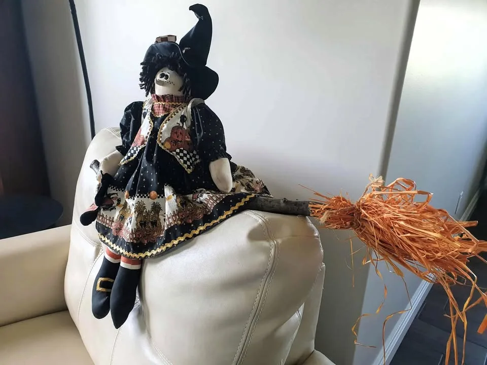 Handcrafted Hallowe’en Witch image indicator(4)