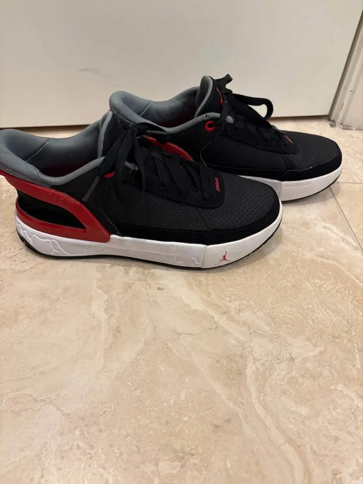 Boys Nike Jordan shoes size 4.5Y image indicator(2)