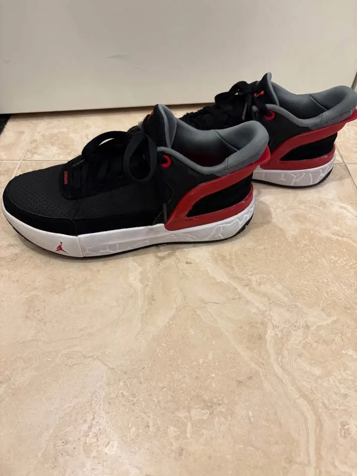 Boys Nike Jordan shoes size 4.5Y image indicator(4)