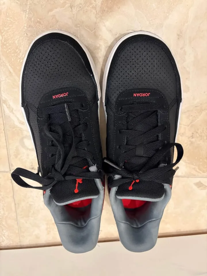 Boys Nike Jordan shoes size 4.5Y image indicator(5)