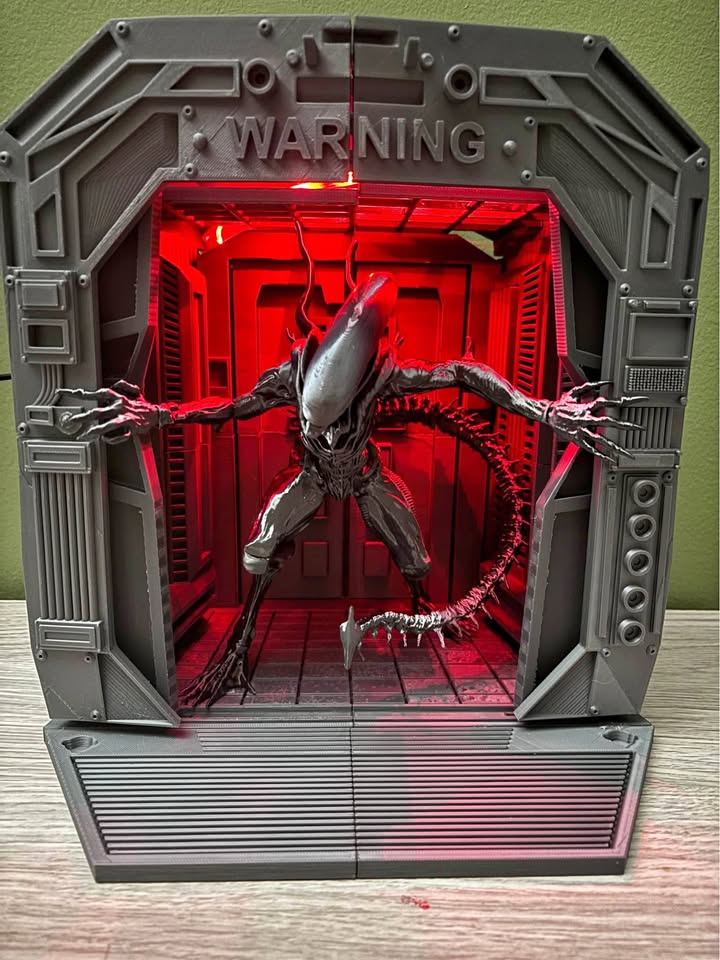 Alien escape diorama