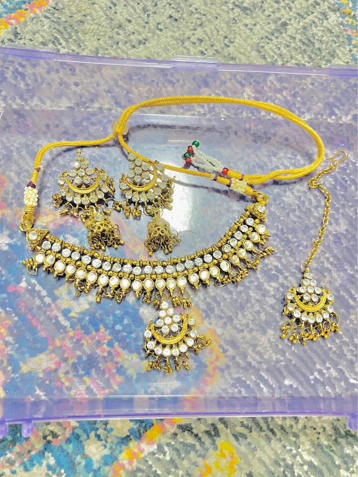 Beautiful 😍 kundan rhinestones set with tikka and earrings
