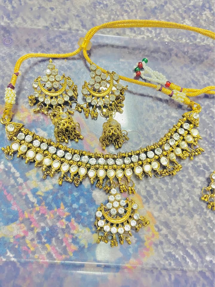 Beautiful 😍 kundan rhinestones set with tikka and earrings - photo 2