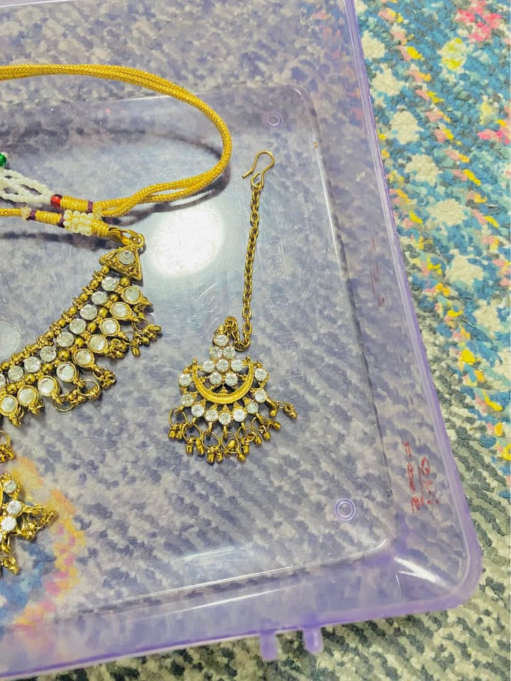 Beautiful 😍 kundan rhinestones set with tikka and earrings - photo 3