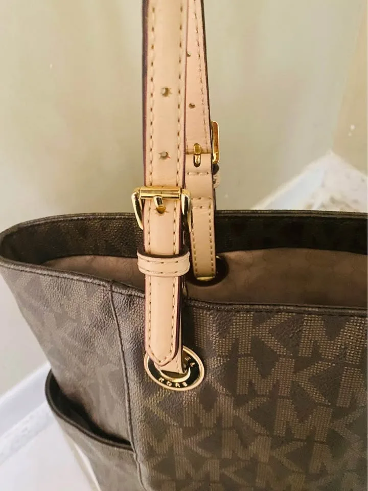 Beautiful 😍 Authentic Michael Kors Handbag image indicator(2)