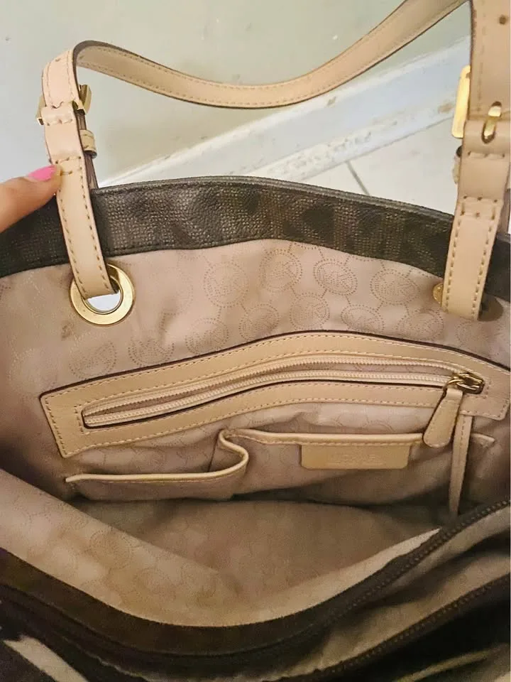 Beautiful 😍 Authentic Michael Kors Handbag image indicator(3)