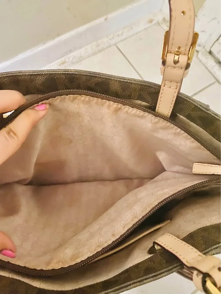 Beautiful 😍 Authentic Michael Kors Handbag image indicator(4)