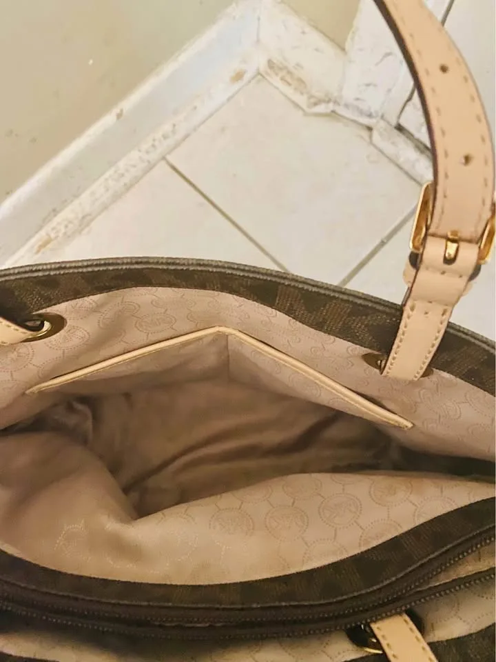 Beautiful 😍 Authentic Michael Kors Handbag image indicator(5)