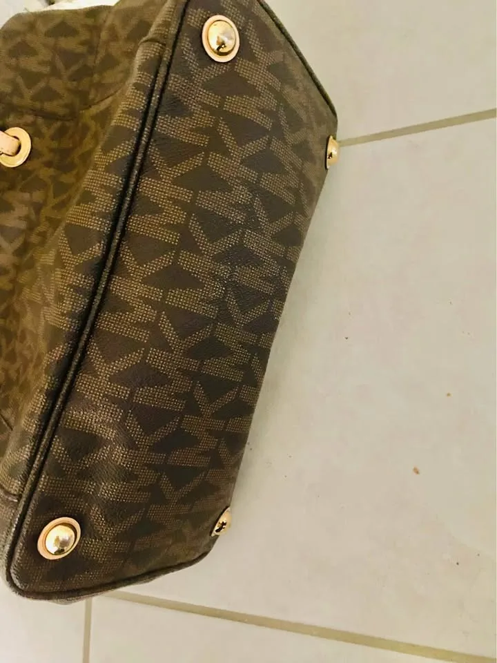 Beautiful 😍 Authentic Michael Kors Handbag image indicator(7)