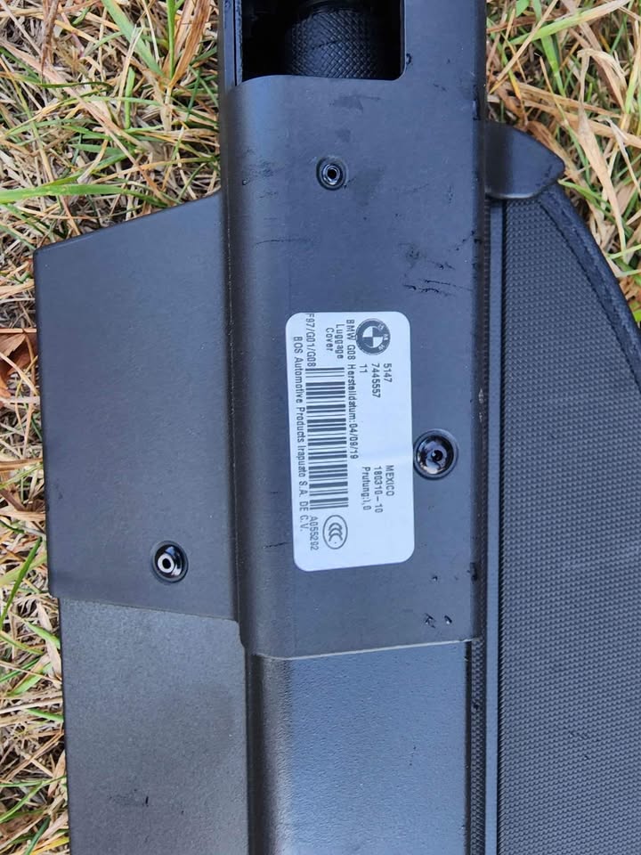 OEM BMW X3 retractable privacy cargo cover - photo 2