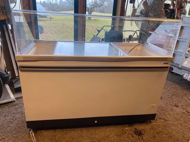 Celcold CF59SG 60" freezer cabinet image indicator(4)