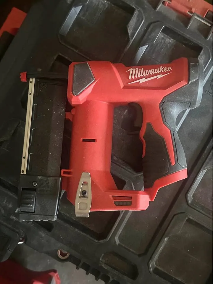 Milwaukee 12V 23 Gauge Pin Nailer thumbnail