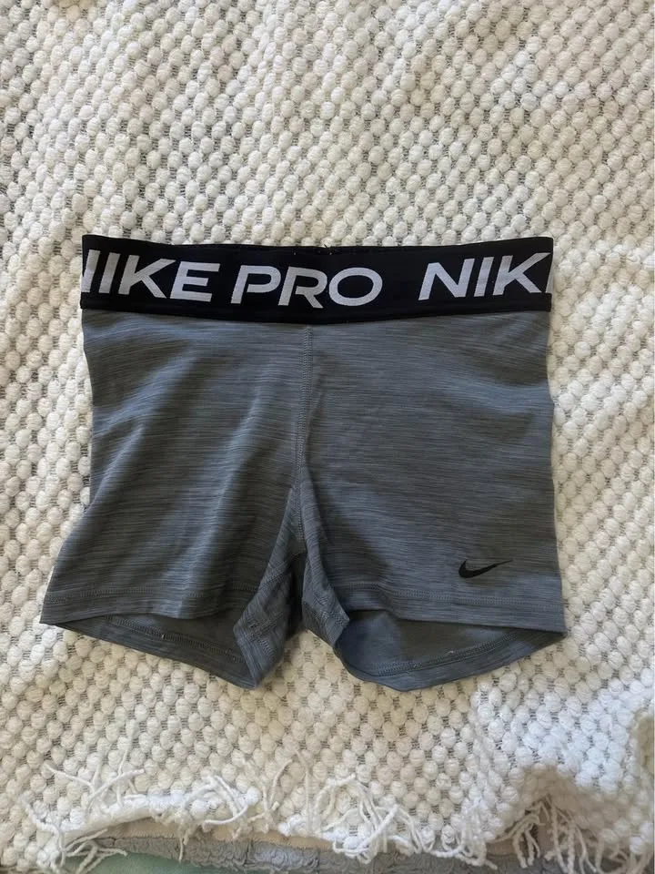 Nike Pro Shorts Size Small image indicator(2)