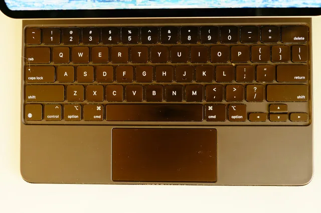 iPad Pro 12.9" M2 (1TB, 16GB RAM) Bundle w/ Magic Keyboard,etc image indicator(10)