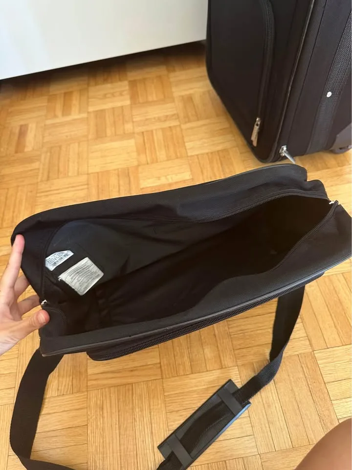 Black Luggage Suitcase Set image indicator(9)