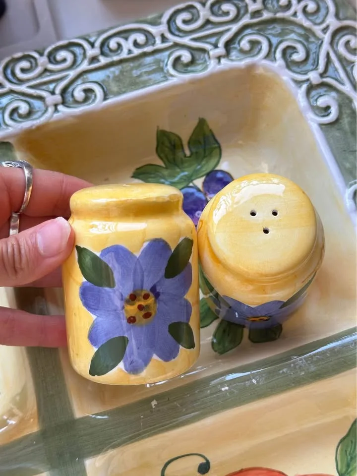 Ceramic Salt & Pepper Shakers For Kitchen Home Decor image indicator(2)