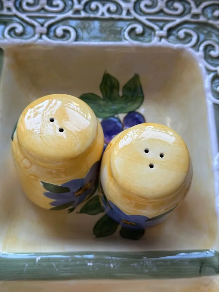 Ceramic Salt & Pepper Shakers For Kitchen Home Decor image indicator(4)