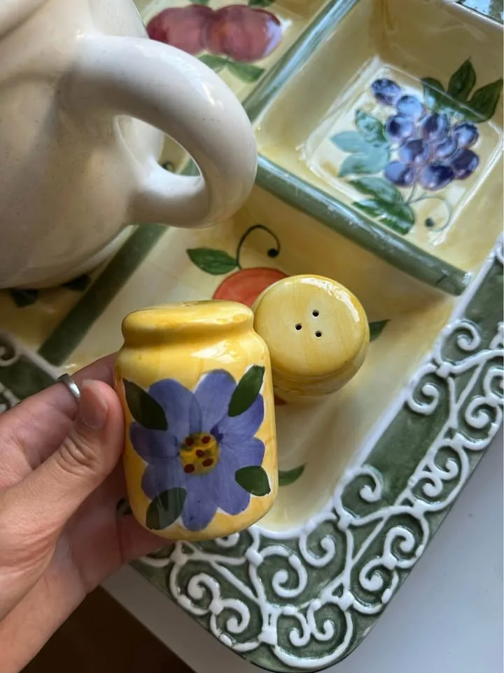 Ceramic Salt & Pepper Shakers For Kitchen Home Decor image indicator(5)