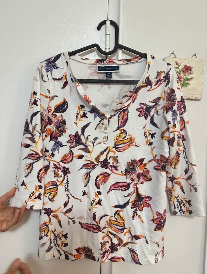 30+ Women’s Tops Size Small - photo 3