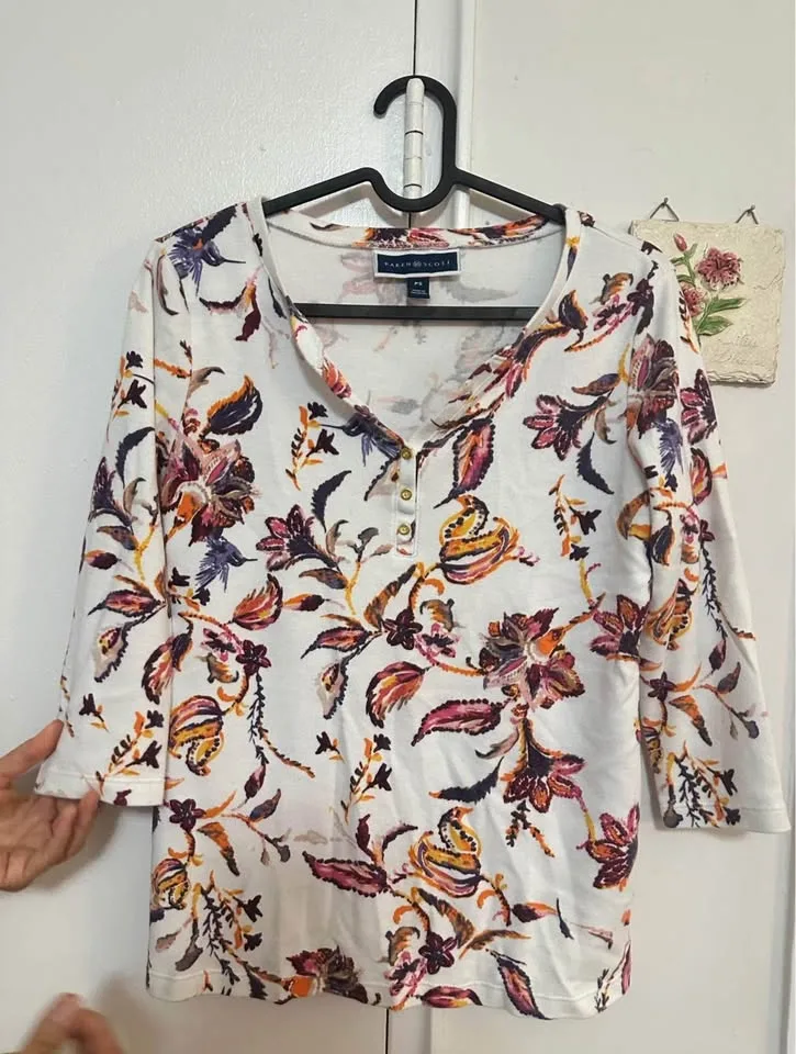 30+ Women’s Tops Size Small image indicator(3)