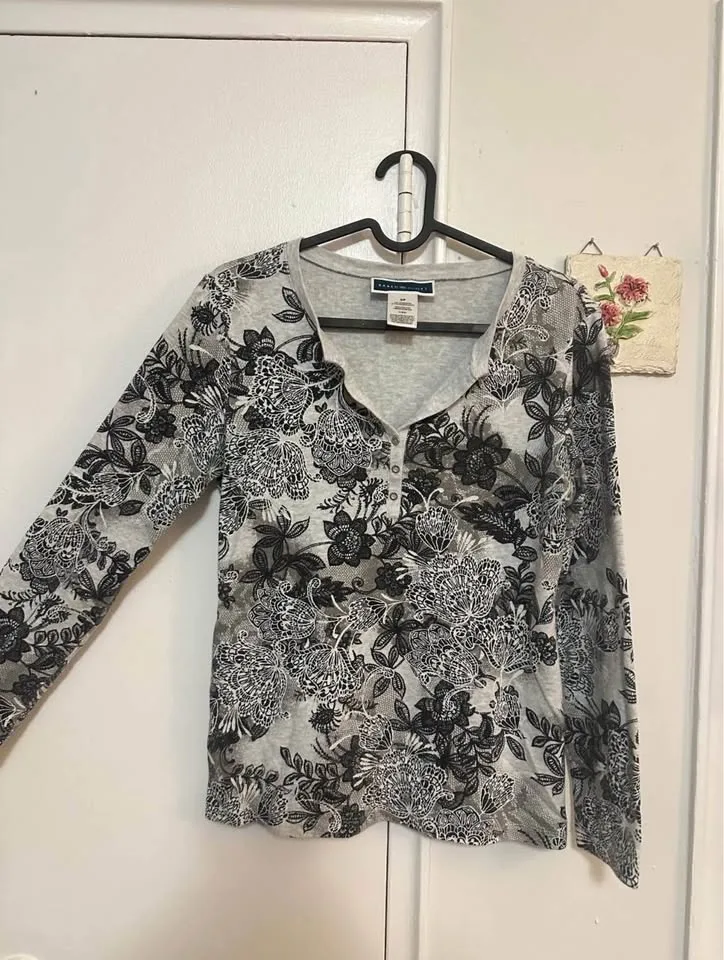 30+ Women’s Tops Size Small image indicator(5)