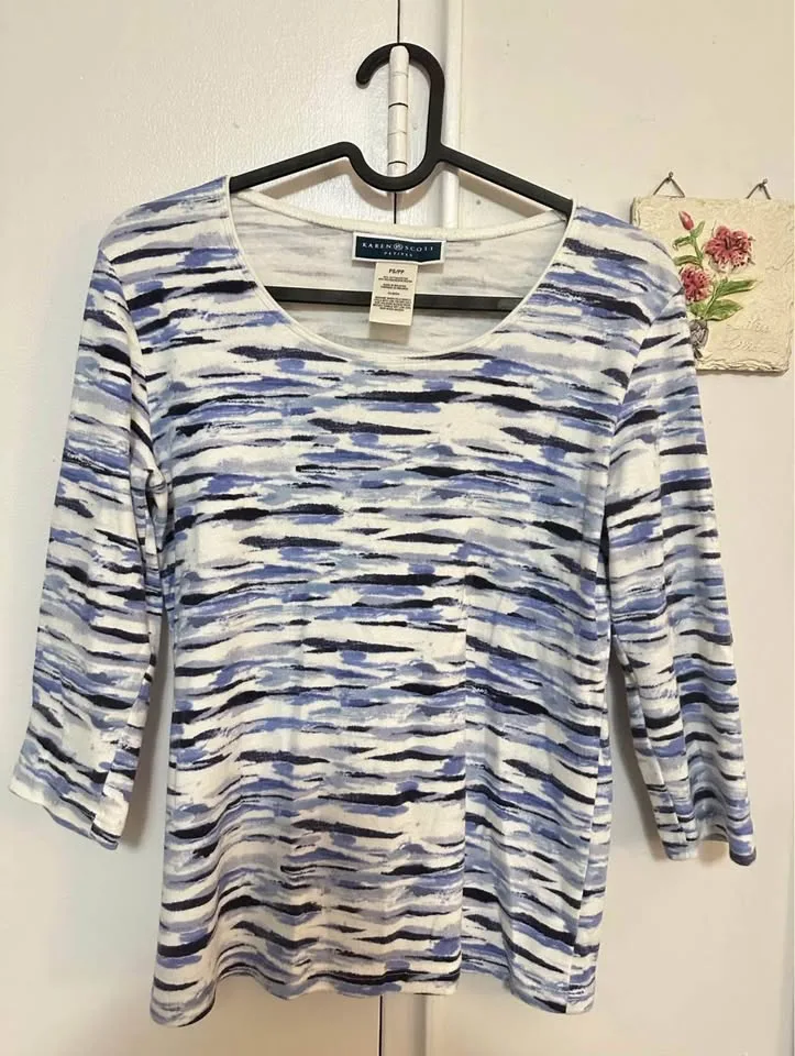 30+ Women’s Tops Size Small image indicator(8)