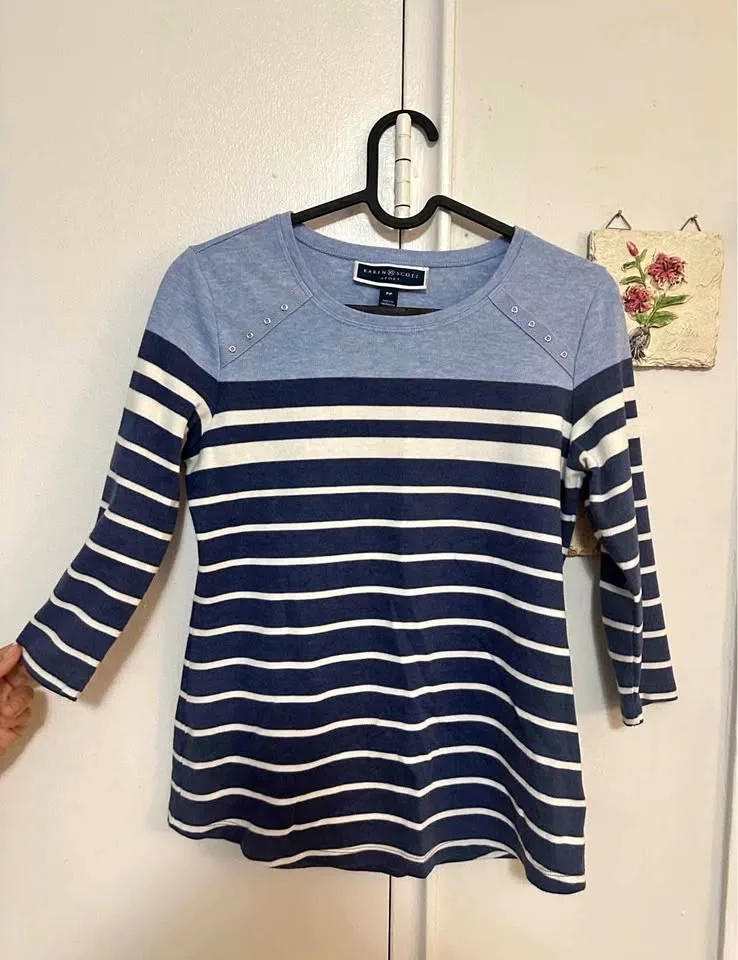 30+ Women’s Tops Size Small thumbnail
