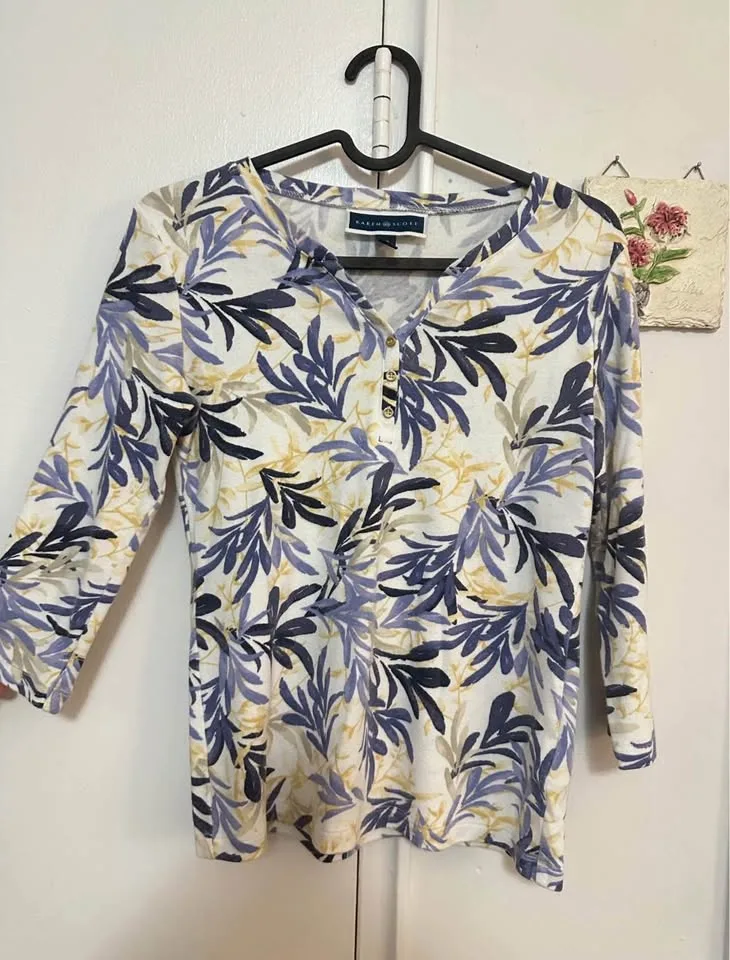 30+ Women’s Tops Size Small image indicator(3)