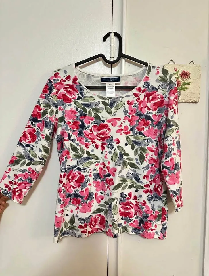 30+ Women’s Tops Size Small thumbnail