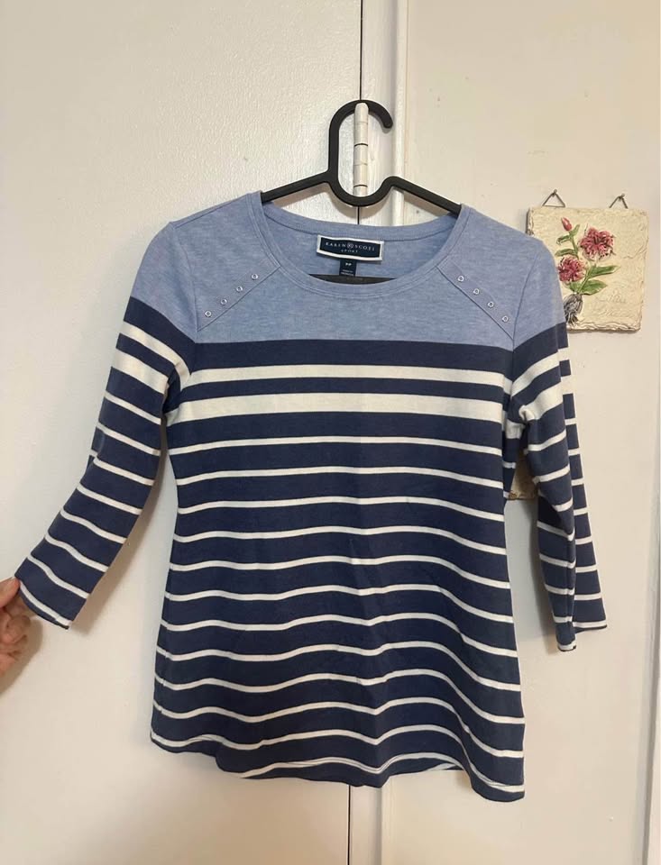 30+ Women’s Tops Size Small - photo 2