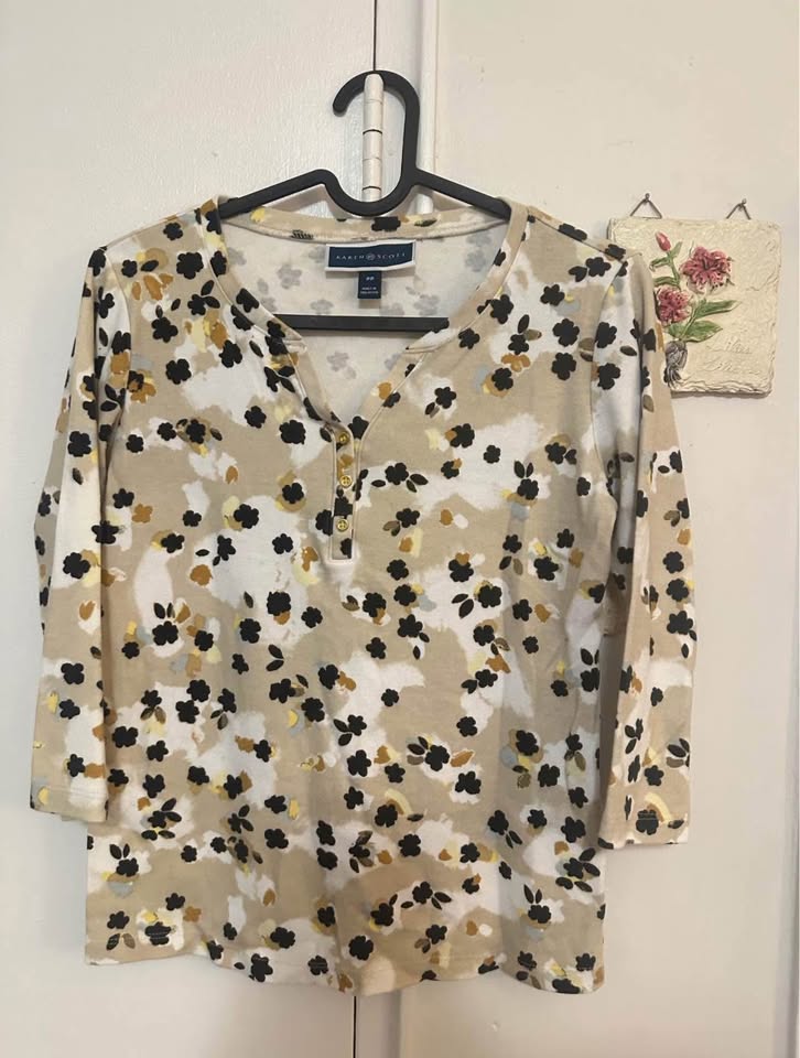 30+ Women’s Tops Size Small - photo 4