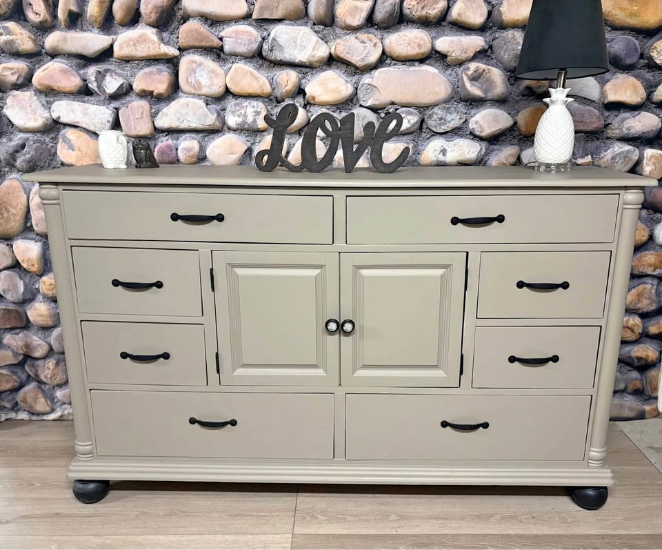 Dresser/ Buffet/ Tv Stand