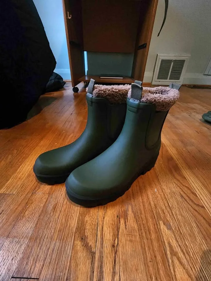 Cougar Winter Boots – Size 8 – $40 (Never Used)