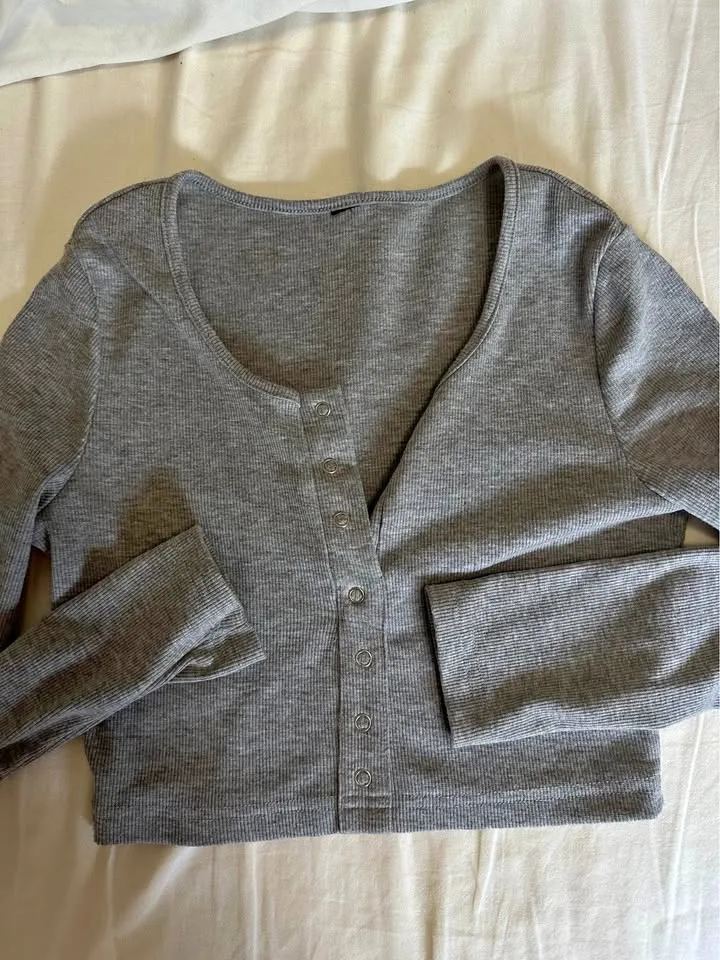 Grey Button Up Cropped Long Sleeve thumbnail